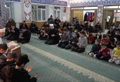 Erzincan’da camiye gelen çocuklara oyuncak hediye ettiler