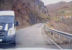 Okul servis minibüsünün otomobille çarpıştığı kaza kamerada