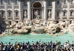 Roma'nın tarihi Trevi Çeşmesi'nde turistler için ücretli dönem başladı