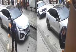 Reklam tabelası şiddetli rüzgarda temizlik işçisinin başına düştü; o anlar kamerada