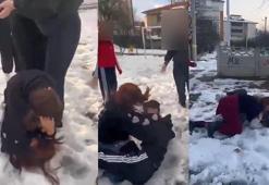 Parkta, kendilerinden küçük kızları darbettiler