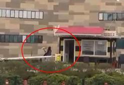 Taksiye binemeyen kadın, durak camlarını kırdı: O anlar kamerada