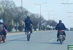 Trafikte akrobatik hareket yapan motosikletli gruba ceza
