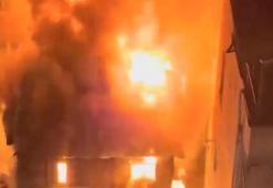 İzmit’te 2 katlı metruk bina alev alev yandı