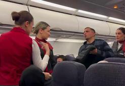 Rahatsızlandığını söyleyip uçaktan inen yolcu, diğer yolculardan helallik istedi