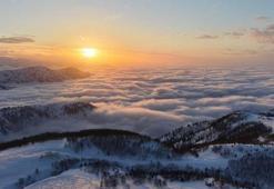 Deniz manzaralı yaylada bulutların eşsiz görüntüsü