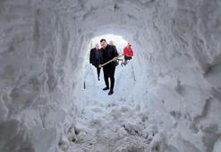 Yüksekova'da esnaf dükkanının önüne kardan tünel açtı