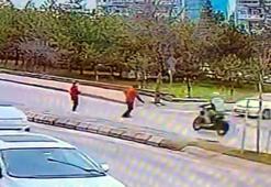 Torunuyla yolun karşısına geçerken motosiklet çarptı; kaza kamerada