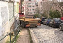 Beşiktaş’ta yokuştan kayan TIR binanın duvarına çarptı