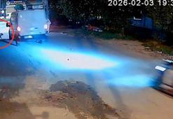 Kamyonet sürücüsü, araca havlayan köpeği ezdi