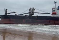 Sarıyer'de karaya oturan gemide tahliye operasyonu kamerada