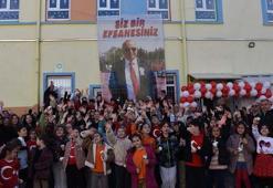 Emekliye ayrılan 39 yıllık öğretmene, görev yaptığı okulda ‘efsane’ afişli veda