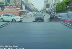 Ataşehir’de caddede ilerleyen otomobil ara sokaktan çıkan motosikletliye çarptı