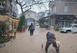 İzmir Çeşme’de sağanak; yollar göle döndü