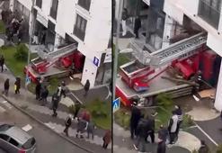 Büyükçekmece'de asansörlü nakliye kamyonu diş polikliniğine girdi: 2 yaralı