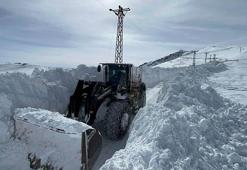 Kardan kapanan askeri üs bölge yolları 5 günlük mücadele sonunda açıldı
