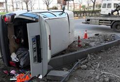 Önündeki araca çarpmamak için sürücüsünün ani manevra yaptığı otomobil yan yattı