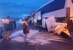 Yolcu otobüsüne çarpan hafif ticari aracın sürücüsü ağır yaralandı