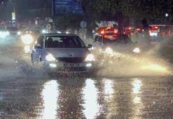 Antalya'da sağanak hayatı olumsuz etkiledi