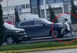 Yola çıkan kadının araçların önüne geçip trafiği durdurduğu anlar kamerada