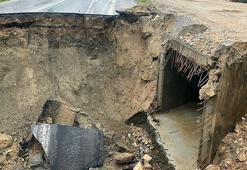 Sağanak nedeniyle yol çöktü