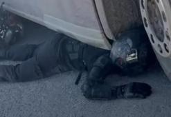 TIR'ın altında sıkışan motosikletin sürücüsünü kaskı ve koruyucu kıyafetleri kurtardı