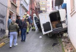 Beyoğlu'nda yokuştan kayan araç binaya çarptı: Ucuz atlattık