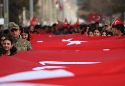 Binlerce Erzincanlıdan bayrak yürüyüşü