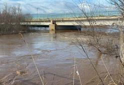 Turgutlu'da sağanak nedeniyle Gediz Nehri taştı, yollar kapandı, metruk ev yıkıldı