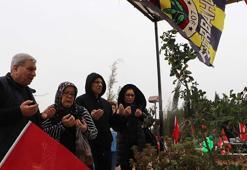 Fenerbahçe bayrakları asılan mezarlıkta ağabeyini andı; enkazdan boynunda takımının atkısıyla çıktı