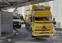 Fatih'te TIR tren hattının bulunduğu üst geçide çarptı