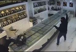 Kar maskeli şüpheliler, kuyumcu çalışanını darbedip 1 kiloya yakın altını alarak kaçtı; soygun anı kamerada