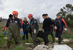 İzmir'de otomobil, dere üzerindeki köprüden geçerken sele kapıldı: 2 ölü