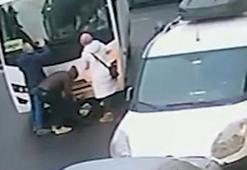 Midibüsün çarptığı kadın yaralandı; kaza kamerada