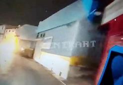 Adana’da minibüs ile otomobilin kafa kafaya çarpıştığı kaza kamerada