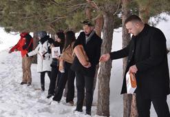 Karlara bata çıka Palandöken’de kuşlar için yem bıraktılar