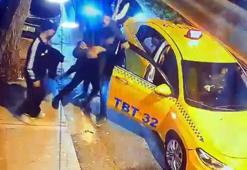 Avcılar'da 4 kişiden fazla yolcu kabul etmeyen taksi şoförünü tehdit etti, aracı tekmeledi