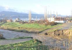 Salihli'de sağanak sonrası köprü yıkıldı, yollar kapandı