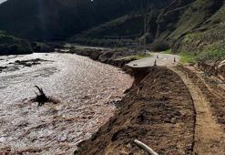 Alaşehir'de sağanak; dere taştı, kara yolu çöktü