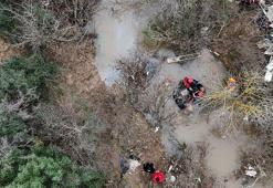 Sel sularına kapılan otomobilden kaçan şüpheli aranıyor