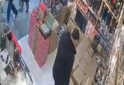 Asma tavan iş yeri sahibinin üzerine çöktü; o anlar kamerada