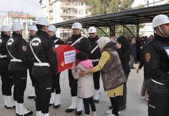 Polis babasının tabutunun başında gözyaşı döktü