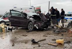 Refüje çarpan otomobil, akaryakıt istasyonuna girdi: 5 yaralı