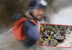 Dağcılar, yağışlar sonrası su seviyesi yükselen dereden geçerken zor anlar yaşadı