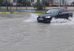 Burhaniye'de sağanak nedeniyle yollar göle döndü, tarım arazilerini su bastı