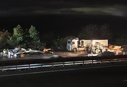 Otoyolda kamyon ile TIR’ın çarpıştığı kaza nedeniyle ulaşım aksadı: 1 yaralı