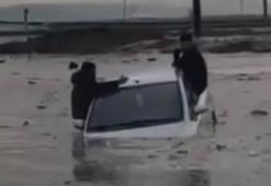 Sağanak sonrası oluşan gölette mahsur kalan 2 kişi kurtarıldı