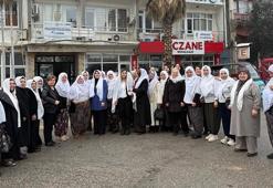 AK Parti'li kadınlar geleneksel kıyafetler giyip, Zeynep Akgün'e destek verdi