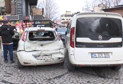Fatih’te hafif ticari araç park halindeki otomobillere ve yayalara çarptı: 4 yaralı