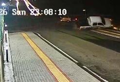 Otomobil ile kamyonetin çarpıştığı kaza kamerada: 2 yaralı